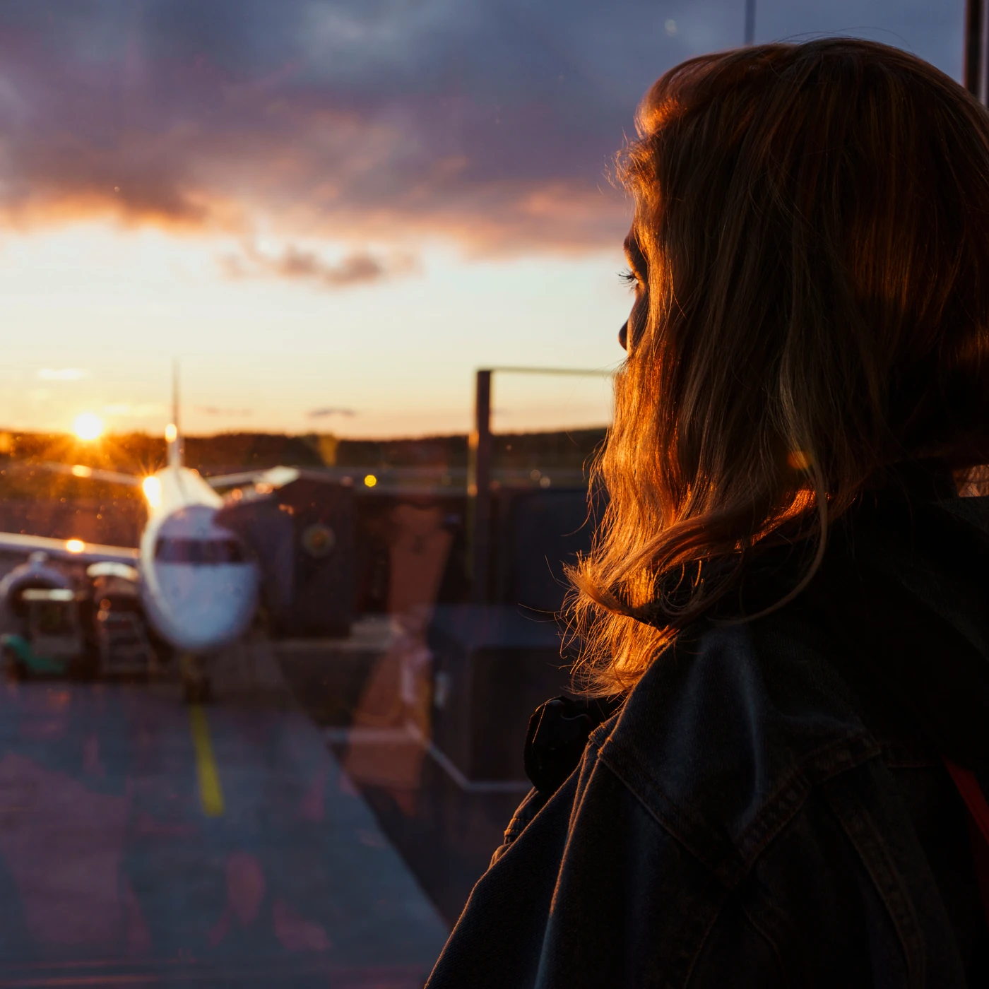 Traveller at an airport, Amadeus and Google Cloud announcement card